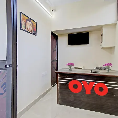 OYO Flagship 70066 Hotel Green Apple